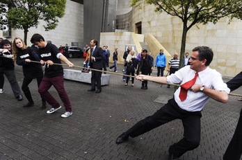 Particular sokatira organizada por el PP en Bilbo, con Antonio Basagoiti a la cabeza. (ARGAZKI PRESS)