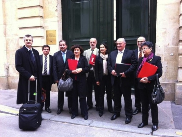 La delegación de electos vascos ayer en París. @xabiermadariaga