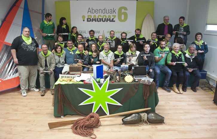 Euren lanerako tresnak (mahaiaren inguruan) direnak eraman dituzte agerraldira kultura eta euskararen munduko hainbat pertsonak. Jon URBE / ARGAZKI PRESS