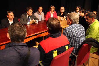 Nuñez Feijóo se reunió con personal de la empresa Alcoa tras un mitin en Foz (Lugo). SERMOSGALIZA.COM
