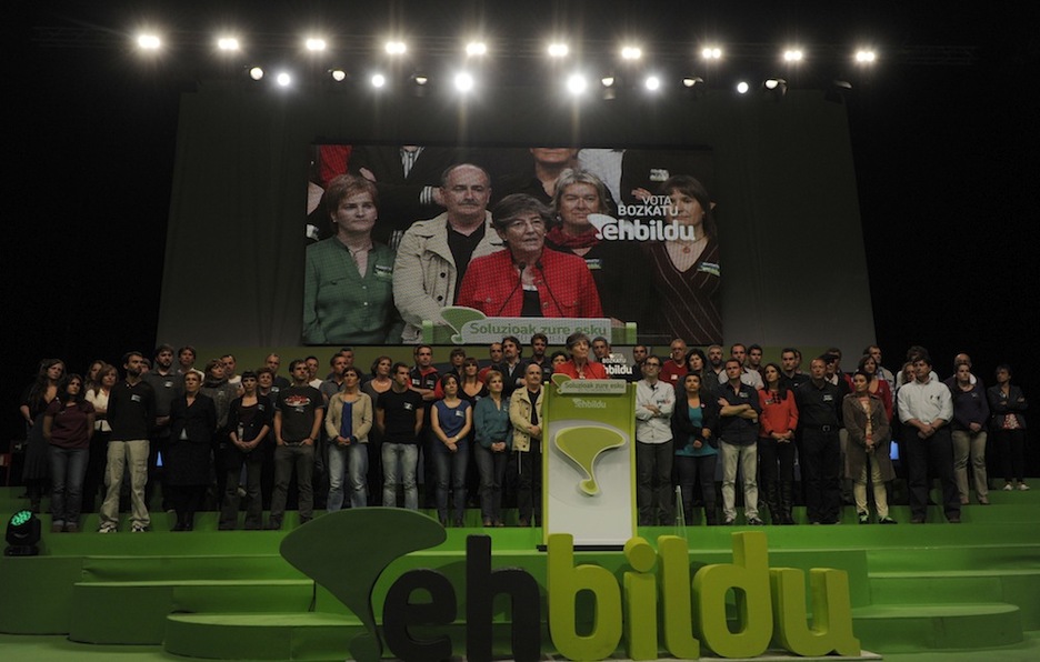 Ekitaldiaren amaieran hiru herrialdeetako hautagaiak igo dira eszenatokira. Marisol RAMIREZ / ARGAZKI PRESS