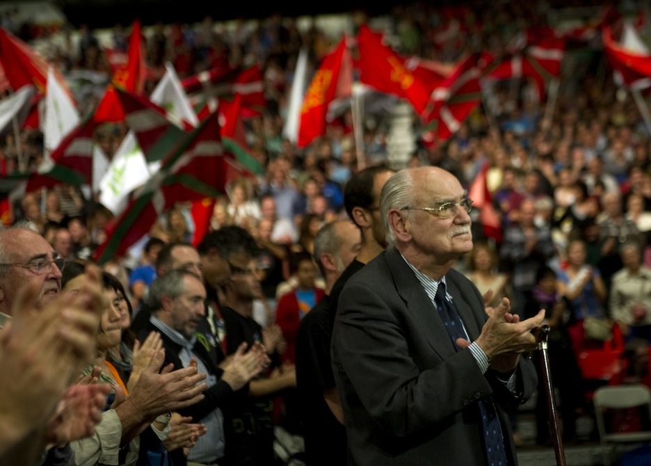 Antonio Alvarez Solis kazetariaren parte hartzea oso hunkigarria izan da bertaratutakoentzat. Marisol RAMIREZ / ARGAZKI PRESS Antonio Alvarez Solis kazetariaren parte hartzea oso hunkigarria izan da bertaratutakoentzat. Marisol RAMIREZ / ARGAZKI PRESS