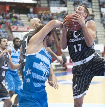 Gogor lehiatu dira bi taldeak Ilunben. (Jon URBE / ARGAZKI PRESS)