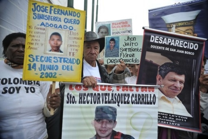 Familiares de víctimas de las FARC protestan en Bogotá a pocos días del inicio de las conversaciones entre la guerrilla y el Gobierno colombiano. (Guillermo LEGARIA/AFP)