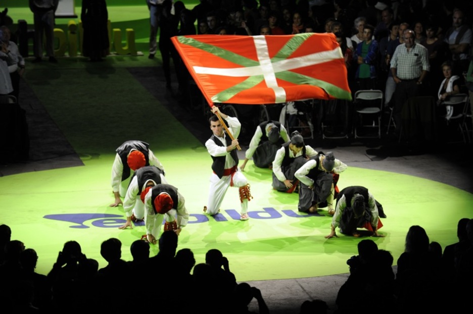 Ikurrin dantza egin duten unea. (Marisol RAMIREZ/ARGAZKI PRESS) Ikurrin dantza egin duten unea. (Marisol RAMIREZ/ARGAZKI PRESS)