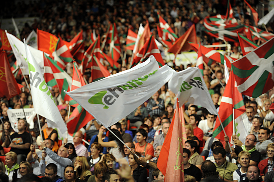 Ikurrinak, EH Bilduren banderolak eta Nafarroako bandera astindu dituzte BECera hurbildu direnek. (Marisol RAMIREZ/ARGAZKI PRESS) Ikurrinak, EH Bilduren banderolak eta Nafarroako bandera astindu dituzte BECera hurbildu direnek. (Marisol RAMIREZ/ARGAZKI PRESS)