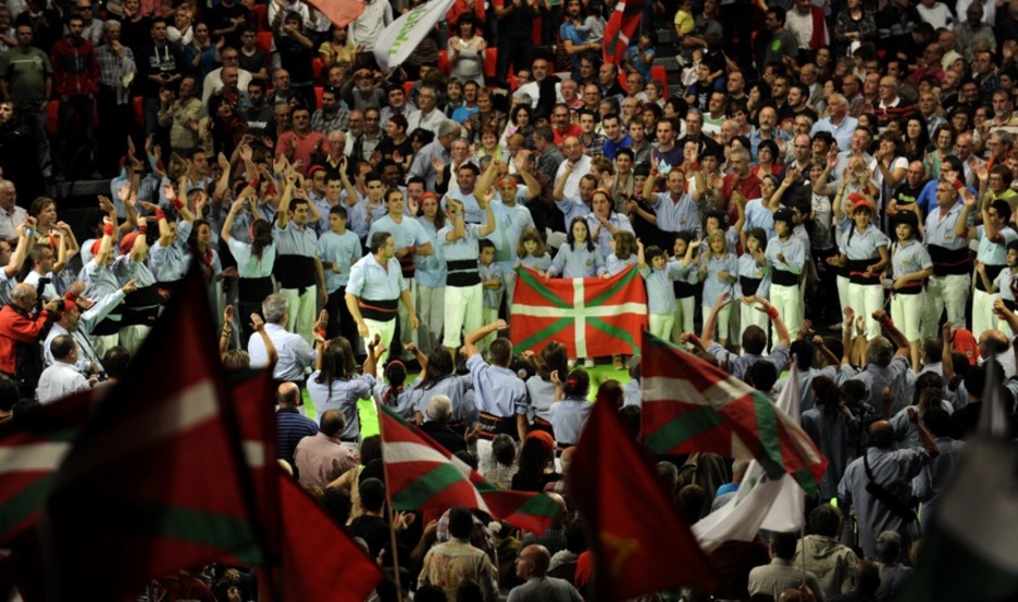 Kataluniako ‘Castellers’ek ere ikurrina astindu dute. (Marisol RAMIREZ/ARGAZKI PRESS) Kataluniako ‘Castellers’ek ere ikurrina astindu dute. (Marisol RAMIREZ/ARGAZKI PRESS)