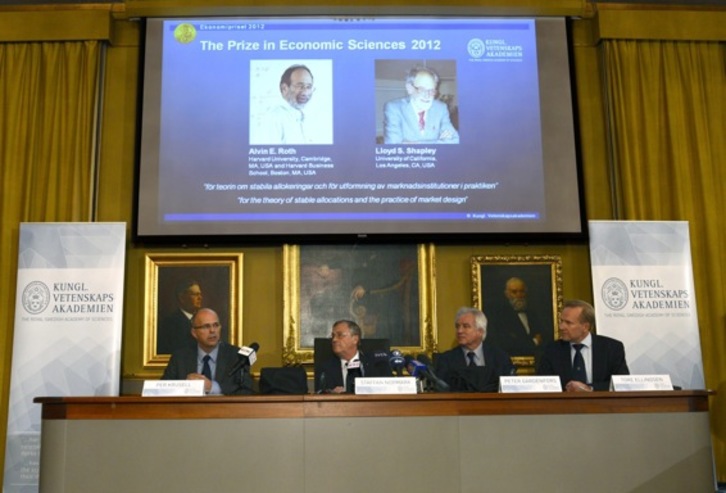 Los miembros de la Academia Sueca dan a conocer a los galardonados con el Nobel de Economía (Henrik MONTGOMERY/AFP)