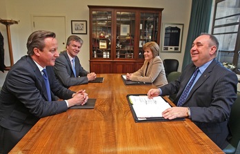 David Cameron y Alex Salmond, tras rubricar el acuerdo. (Gordon TERRIS/POOL/AFP)