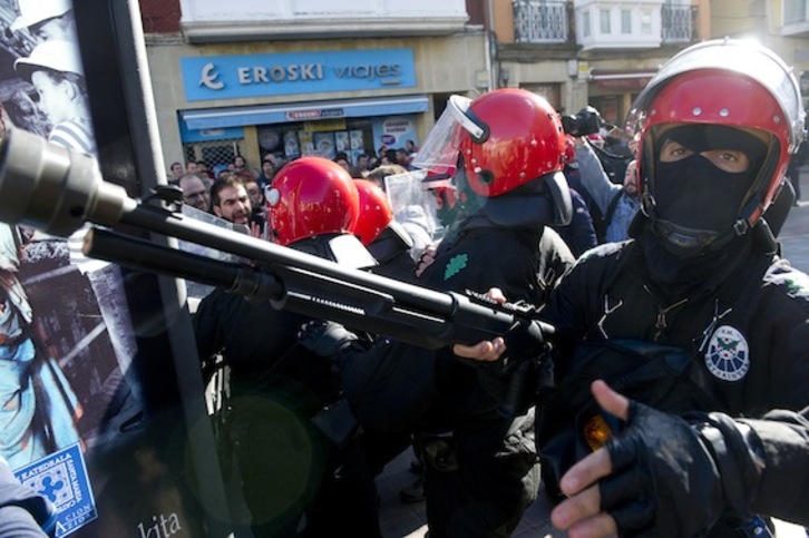 Actuación de la Ertzaintza en Gasteiz durante la huelga general del 29 de setiembre. (Raul BOGAJO/ARGAZKI PRESS)