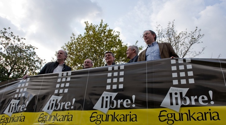 Martxelo Otamendi, Xabier Oleaga, Joan Mari Torrealdai, Txema Auzmendi e Iñaki Uria, el día en que se conoció la absolución de ‘Egunkaria’, en abril de 2010. (Juan Carlos RUIZ/ARGAZKI PRESS)