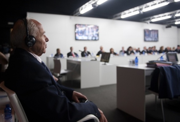 El capitán del Prestige, Apostolos Mangouras, durante la primera sesión del juicio. (Miguel RIOPA/AFP)