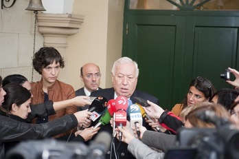El ministro García-Margallo hace declaraciones a los medios en el exterior del palacio de La Cumbre, en Donostia, con Carlos Urquijo detrás. (Juan Carlos RUIZ/ARGAZKI PRESS)