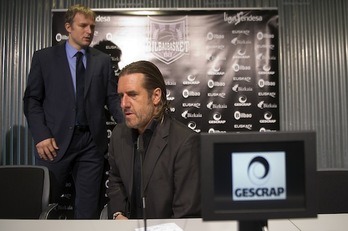 Gorka Arrinda, en primer plano, durante su comparecencia. (Marisol RAMIREZ/ARGAZKI PRESS)