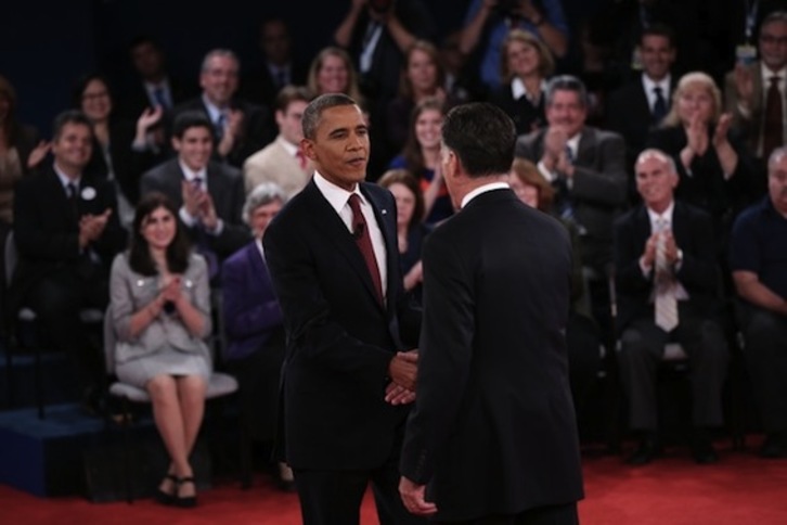 Obama saluda a Romney antes del debate televisivo. (Win MCNAMEE/AFP)