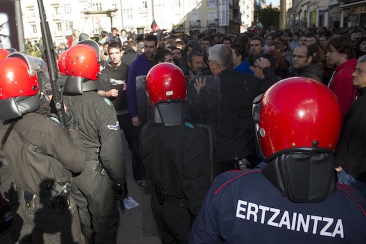 Agentes de la Ertzaintza durante la huelga general del 26 de setiembre en Gasteiz. (Juanan RUIZ/ARGAZKI PRESS)