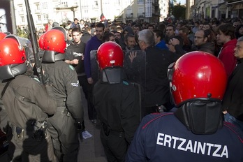Agentes de la Ertzaintza durante la huelga general del 29 de setiembre en Gasteiz. (Juanan RUIZ/ARGAZKI PRESS)
