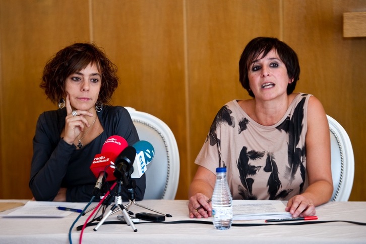 Amaia Izko eta Ainhoa Baglieto abokatuak Iruñean eman duten prentsaurrekoan. (Iñigo URIZ/ARGAZKI PRESS)