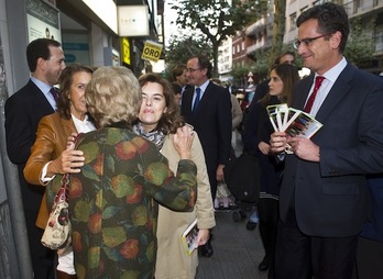 Antonio Basagoiti, junto a Soraya Sáenz de Santamaría, en un acto de campaña. (Luis JAUREGIALTZO/ARGAZKI PRESS)