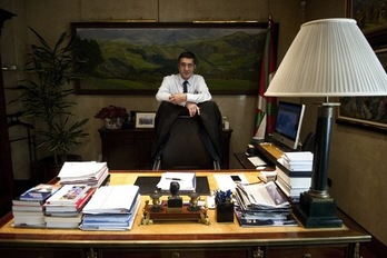 El lehendakari y candidato a la reelección, Patxi López, en su despacho de Ajuria Enea. (Juanan RUIZ/ARGAZKI PRESS) 