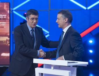 López y Urkullu se dan la mano durante el debate electoral televisado por ETB. (Jon URBEARGAZKI PRESS)