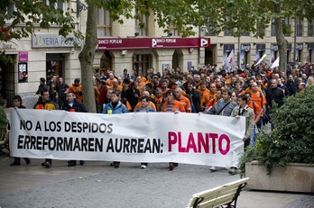 Tras la concentración, los trabajadores se han manifestado en Gasteiz. (Raúl BOGAJO/ARGAZKI PRESS)