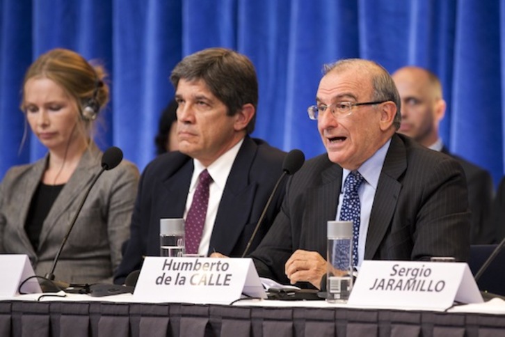 Humberto de la Calle, en primer plano. (Jorgen BRAASTAD/AFP PHOTO)