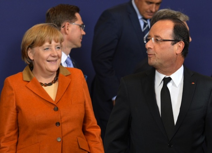 El presidente francés, François Hollande, junto a la canciller alemana, Angela Merkel. (Eric FEFERBERG/AFP PHOTO)