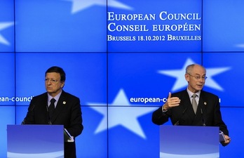 El presidente de la Comisión Europea, José Manuel Barroso, y el presidente del Consejo Europeo Herman Van Rompuy, ofrecieron una rueda de prensa al término de la primera sesión. (John THYS/AFP)