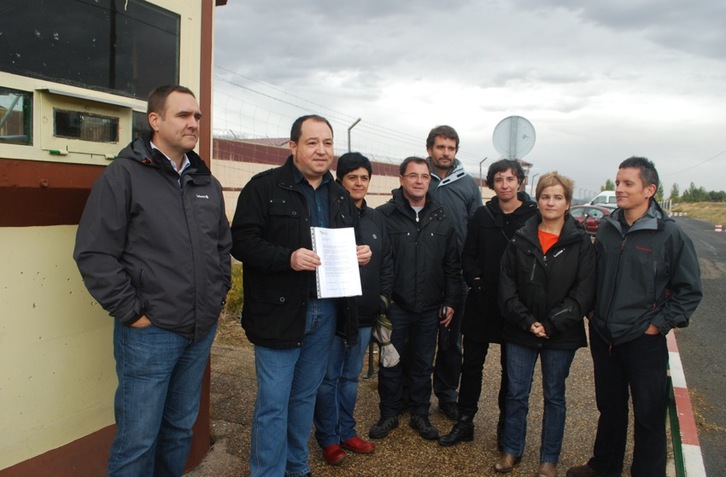 EH Bilduko ordezkariak Logroñoko espetxean. Pernando Barrenak eskutan du eskutitza. (EH BILDU)