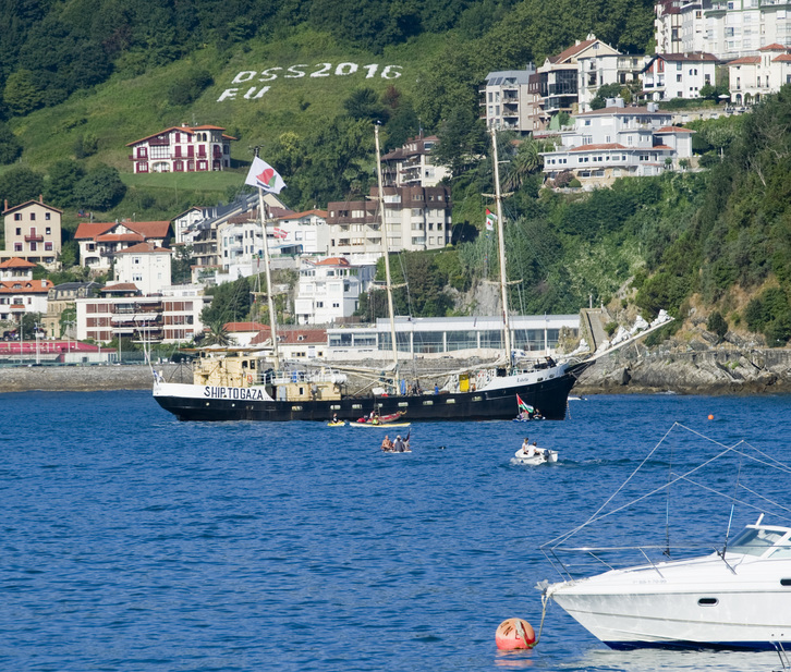El velero Estelle entrando en el puerto de Donostia. (Gorka RUBIO / ARGAZKI PRESS)