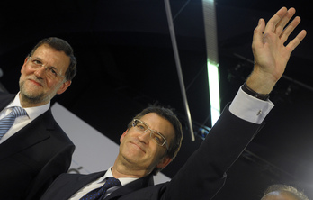 Nuñez Feijoo arropado por Rajoy durante un mitin electoral. (Miguel RIPA / AFP)