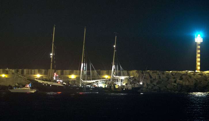 El velero Estelle custodiado en el puerto de Ashdod. (Jack GUEZ / AFP)