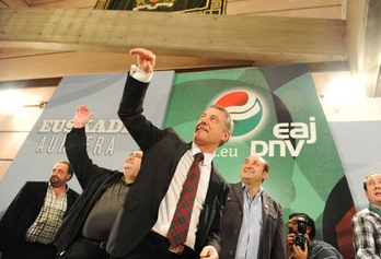 Iñigo Urkullu saluda a sus seguidores junto a Andoni Ortuzar, en Sabin Etxea. (ARGAZKI PRESS)