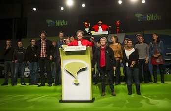 Laura Mintegi, en el centro, durante la valoración de los resultados electorales. (Luis JAUREGIALTZO/ARGAZKI PRESS)