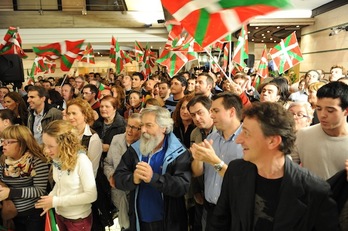 Jende ugari bildu da Sabin Etxean, EAJren garaipena ospatzeko. (Jon HERNAEZ/ARGAZKI PRESS)
