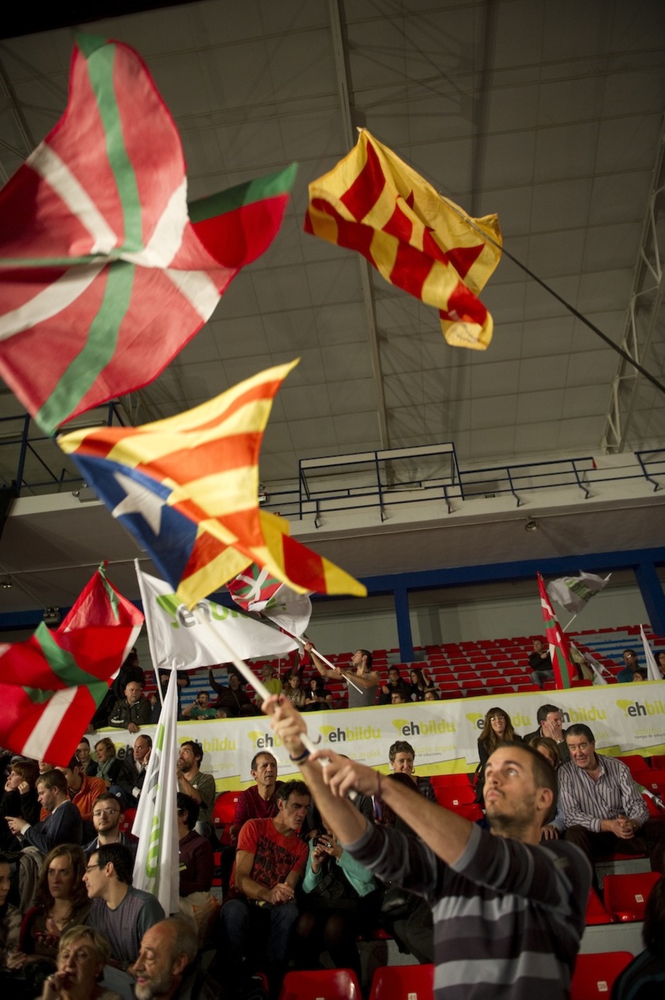 Ikurrina eta bandera katalana (Senyera) elkar nahastu ziren La Casillako ospakizunean. (Raul BOGAJO/ARGAZKI PRESS)