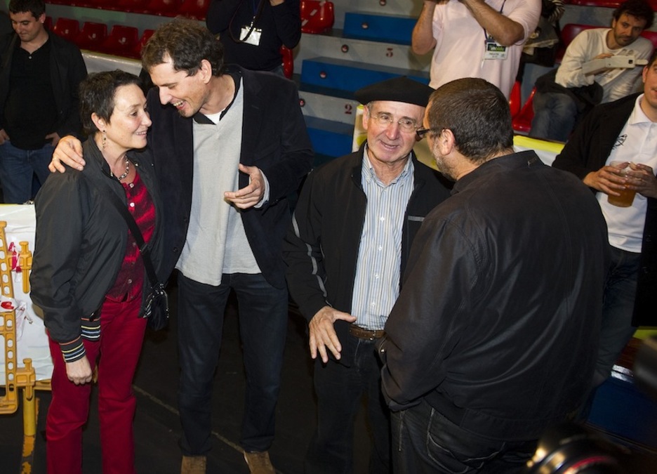 Jone Goirizelaia, Niko Moreno, Tasio Erkizia eta Txelui Moreno ezker abertzaleko kideak Bilboko La Casillan elkartu ziren EH Bilduren bozkak baloratzeko. (Luis JAUREGIALTZO/ARGAZKI PRESS)