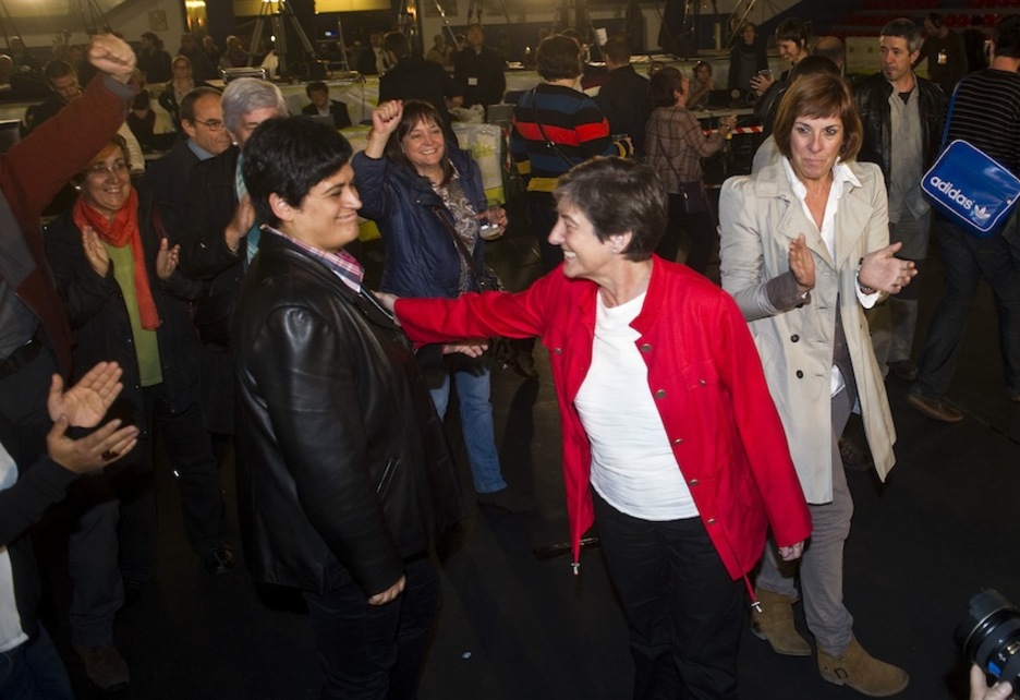 Marian Beitialarrangoitia EH Bilduren Gipuzkoako zerrendako kidea eta Laura Mintegi lehendakarigaiak elkarrekin ospatu zituzten koalizioaren emaitzak La Casillan. (Luis JAUREGIALTZO/ARGAZKI PRESS)