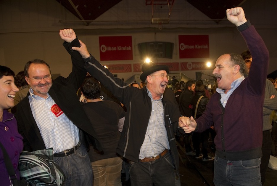 Tasio Erkizia ezker abertzaleko kideak eta Xabier Isasi EH Bildutik Gipuzkoako zerrendaburuak pozik ospatu zituzten koalizioaren emaitzak La Casillan. (Raul BOGAJO/ARGAZKI PRESS)