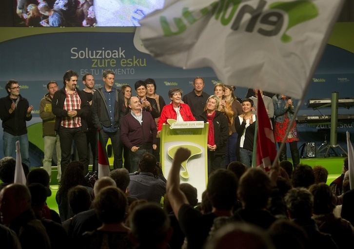 Miembros de la coalición EH Bildu, con Laura Mintegi al frente, durante la noche electoral. (Luis JAUREGIALTZO/ARGAZKI PRESS)