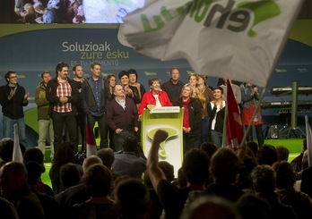 EH Bildu koalizioa osatzen duten zerrendakide anitz igo zen La Casillako oholtza gainera Laura Mintegi lehendakarigaiak balorazioa egin zuenean. (Luis JAUREGIALTZO/ARGAZKI PRESS)