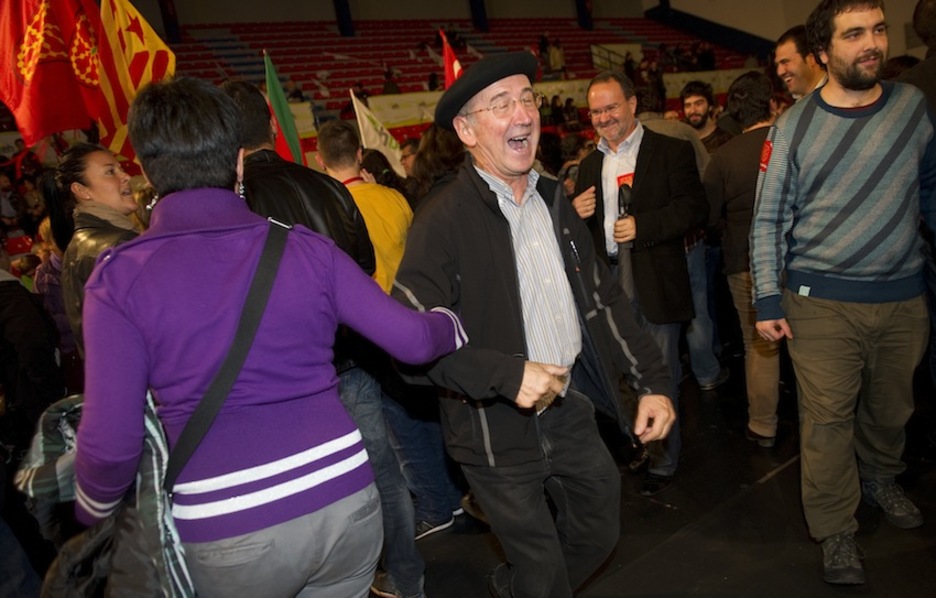 Alai agertu zen gau guztian zehar Tasio Erkizia ezker abertzaleko kidea Bilboko La Casillan. (Raul BOGAJO/ARGAZKI PRESS)