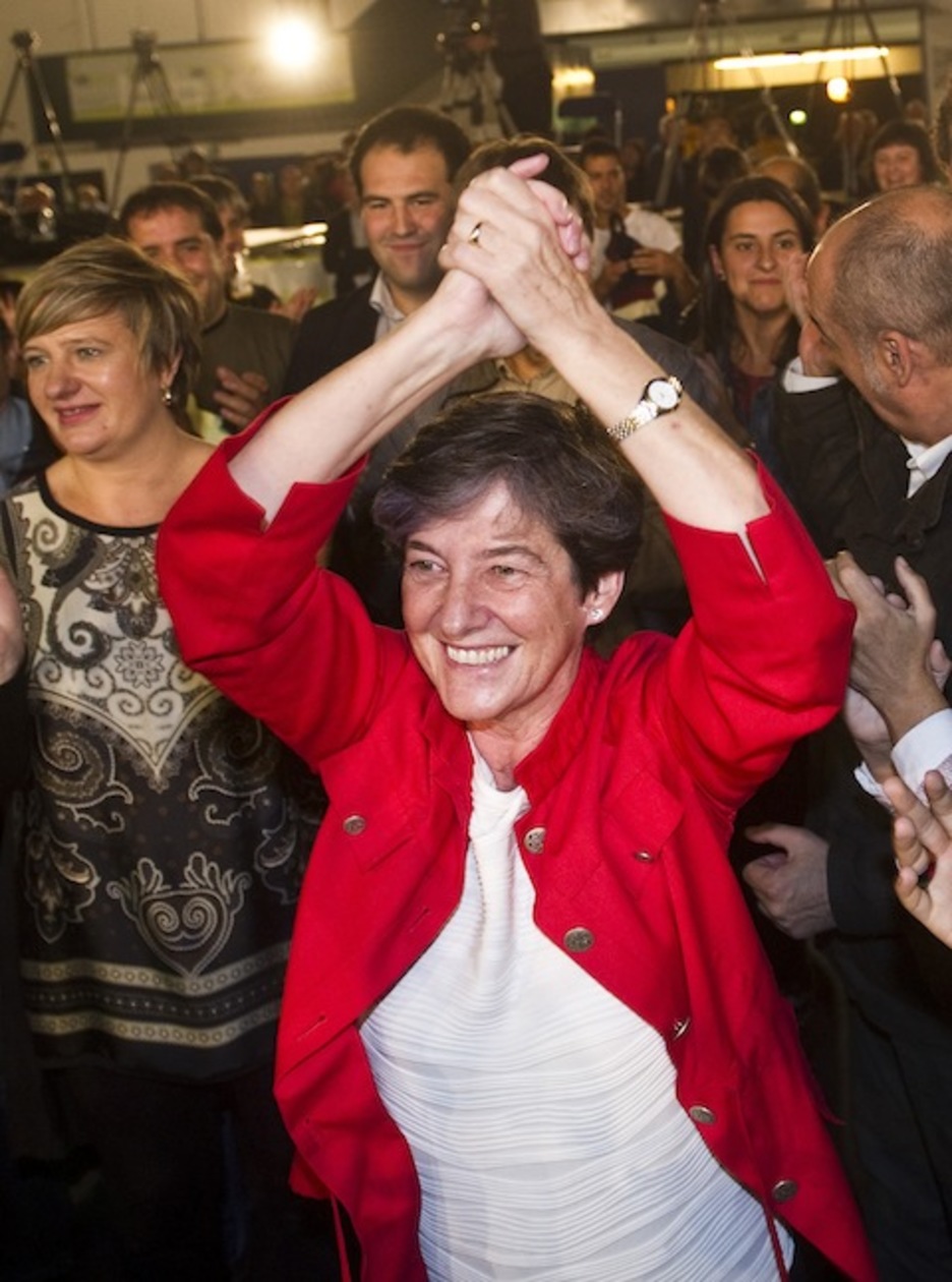 Besoak altzata ospatu zituen EH Bilduren emaitzak Laura Mintegi lehendakarigaiak. (Luis JAUREGIALTZO/ARGAZKI PRESS)