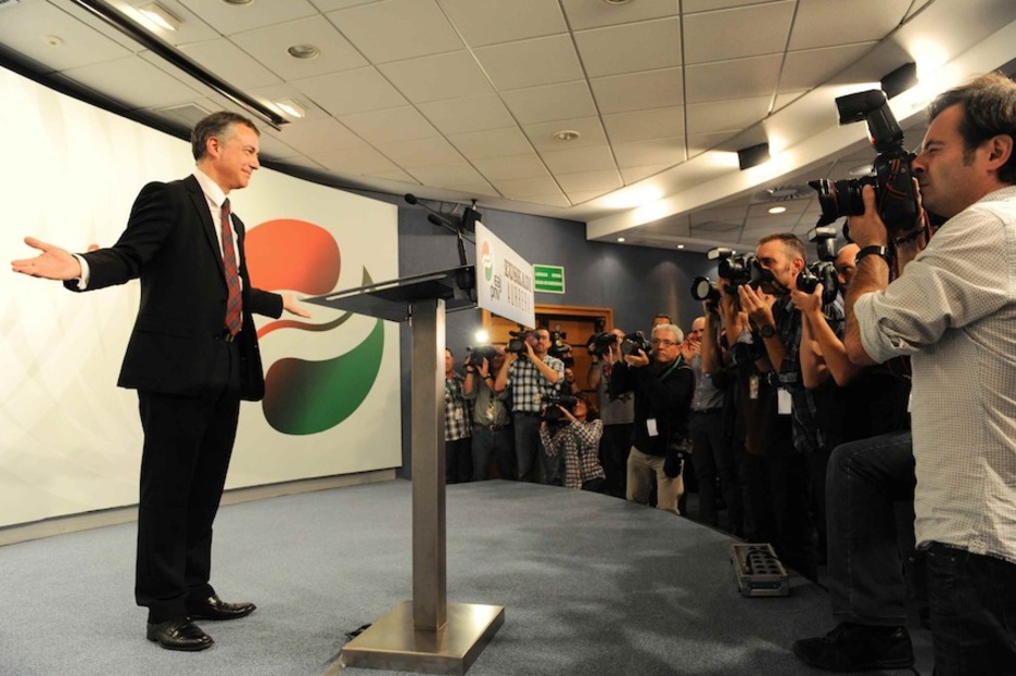 Iñigo Urkullu EAJko lehendakarigaia izan zen emaitzak jakin bezain laster oholtza gainera irten zen lehena. (Jon HERNAEZ/ARGAZKI PRESS) Iñigo Urkullu EAJko lehendakarigaia izan zen emaitzak jakin bezain laster oholtza gainera irten zen lehena. (Jon HERNAEZ/ARGAZKI PRESS)