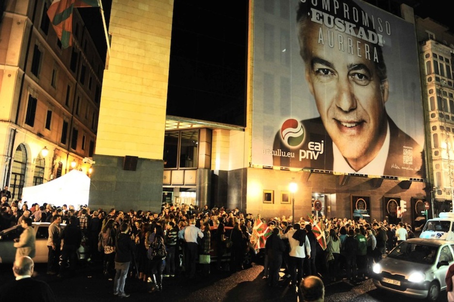 Sabin Etxeko inguruak jendez lepo bete ziren EAJre emaitzen berri izan zenean. (Jon HERNAEZ/ARGAZKI PRESS) Sabin Etxeko inguruak jendez lepo bete ziren EAJre emaitzen berri izan zenean. (Jon HERNAEZ/ARGAZKI PRESS)