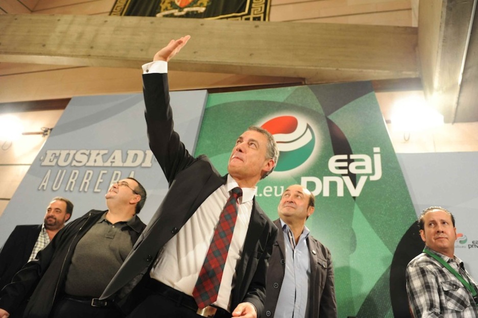 Iñigo Urkullu, EAJko lehendakarigaia, Andoni Ortuzar, besteak beste, atzean duela, Sabin Etxean bildutako kideei zuzentzen zaie. (Jon HERNAEZ/ARGAZKI PRESS) Iñigo Urkullu, EAJko lehendakarigaia, Andoni Ortuzar, besteak beste, atzean duela, Sabin Etxean bildutako kideei zuzentzen zaie. (Jon HERNAEZ/ARGAZKI PRESS)