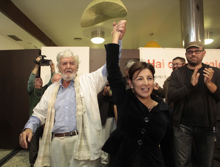 Xosé Manuel Beiras y Yolanda Díaz celebran el resultado de Alternativa Galega de Esquerda en las autonómicas. SERMOSGALIZA.COM