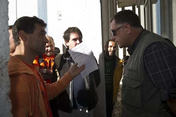 Los trabajadores en huelga, discutiendo con un miembro de seguridad. (Juanan RUIZ/ARGAZKI PRESS)