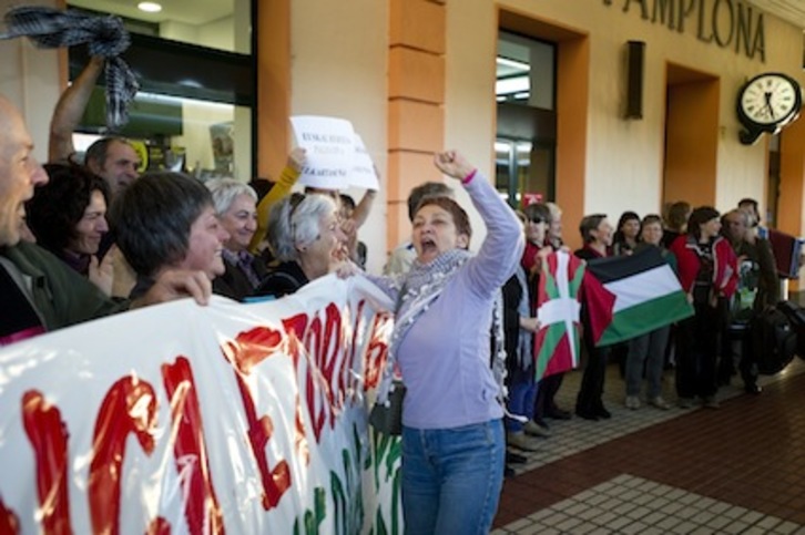 Begoña Zabala, en el momento que ha llegado a la estación de Iruñea. (Iñigo URIZ/ARGAZKI PRESS)